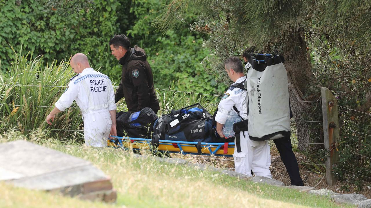 Police carry a stretcher of equipment on their way to retrieve a body found at the base of cliffs at Diamond Bay, Vaucluse. Picture: NCA NewsWire / Max Mason-Hubers