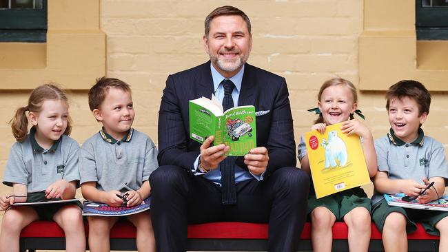 SATURDAY DAILY TELEGRAPH - 8/12/17TV personality, comedian and author David Walliams visits Erskineville Public School to launch his new book. L to R, Kindy students with David - Olive Corben, Charlie Stewart, David Walliams, Aja Shooter and Maddox Topping. Pic, Sam Ruttyn