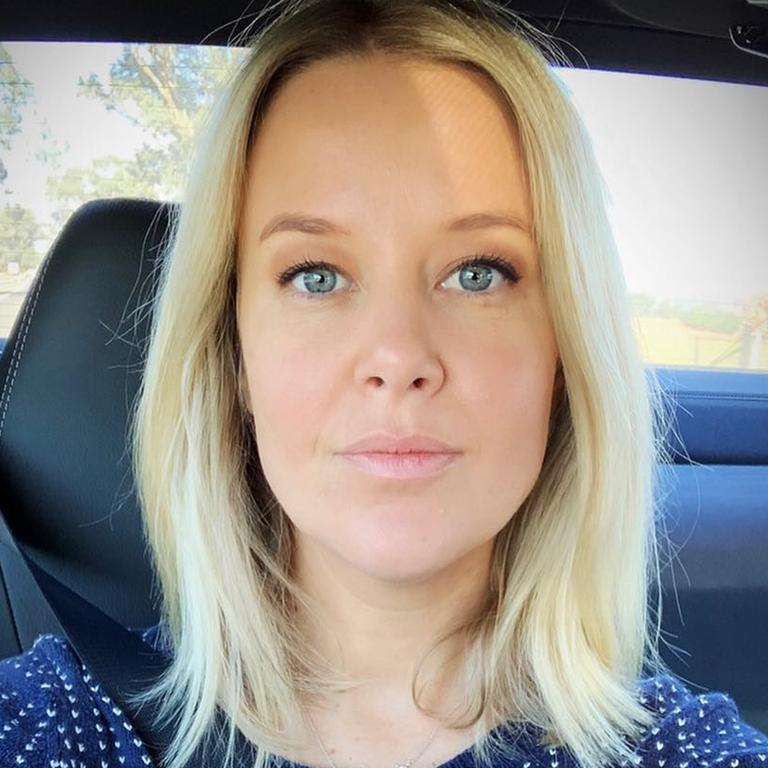 Jana Hocking Slams Man For ‘gaslighting Her On Terrible First Date