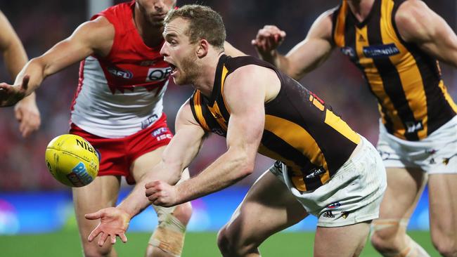 Hawthorn's Tom Mitchell handballs during AFL match Sydney Swans v Hawthorn at the SCG. Picture. Phil Hillyard