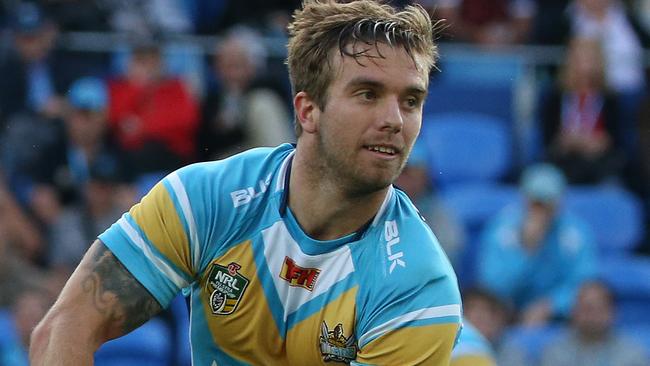 Kane Elgey passes the ball.
