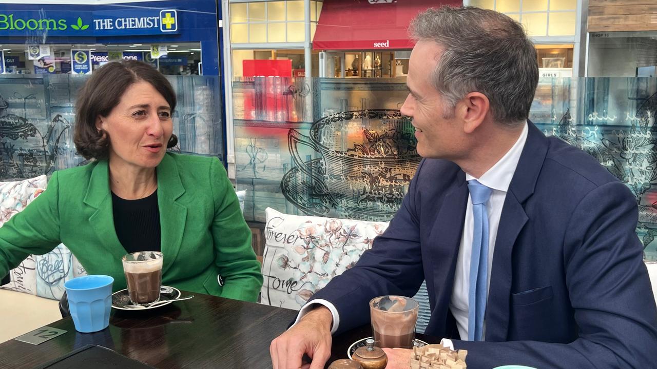 The pair was also filmed catching up for a coffee.