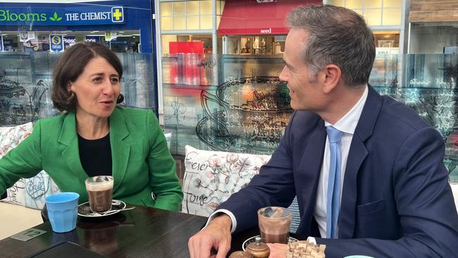 The pair was also filmed catching up for a coffee.