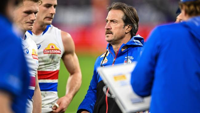 Beveridge addresses his players at three-quarter-time against the Dockers. Picture: Daniel Carson/AFL Photos