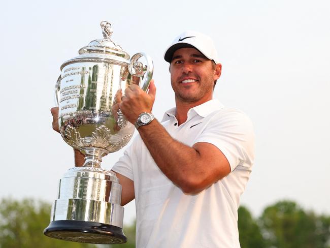 ROCHESTER, NEW YORK - MAY 21: Brooks Koepka of the United States celebrates with the Wanamaker Trophy after winning the 2023 PGA Championship at Oak Hill Country Club on May 21, 2023 in Rochester, New York.   Andrew Redington/Getty Images/AFP (Photo by Andrew Redington / GETTY IMAGES NORTH AMERICA / Getty Images via AFP)