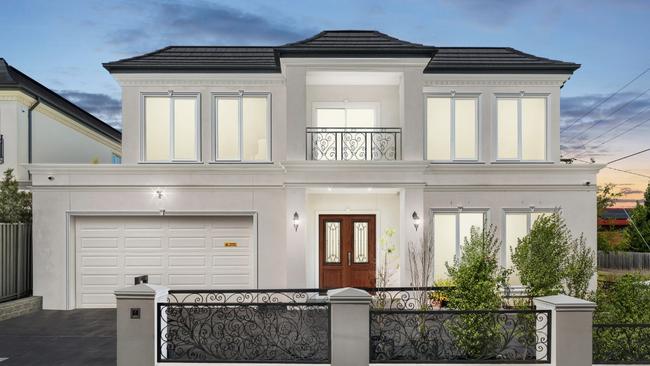 1/20 Myrtle St, Glen Waverley sold for $2.8m in April 2024 and could fetch $4.172m in 2029.