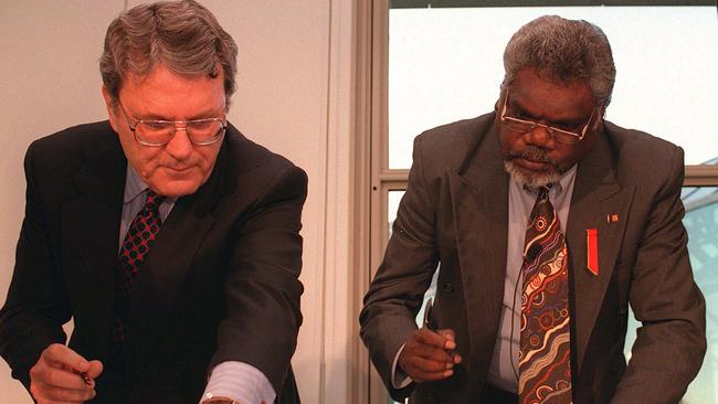 Rio Tinto CEO Leon Davis (L) and ATSIC chairman Gatjil Djerrkura sign an agreement in 1998.