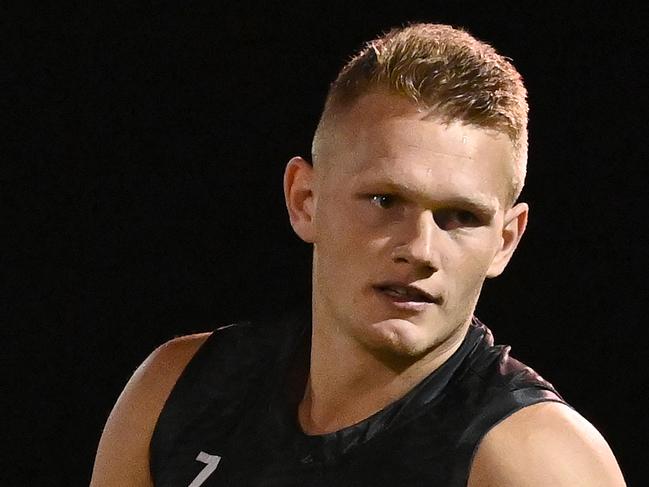 SUNSHINE COAST, AUSTRALIA - OCTOBER 08: Adam Treloar of the Magpies looks to pass the ball during a Collingwood Magpies AFL training session at Maroochydore Multi Sports Complex on October 08, 2020 in Sunshine Coast, Australia. (Photo by Quinn Rooney/Getty Images)