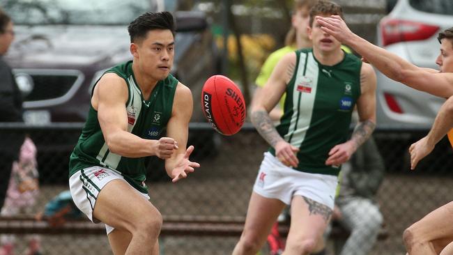 EFL: Wantirna South’s Lincoln Wong fires off a handball. Picture: Hamish Blair