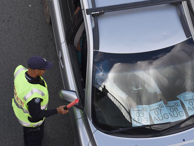 GOLD COAST, AUSTRALIA - NewsWire Photos AUGUST 1, 2020: Police check cars at the Queensland border with NSW at Stuart Street at Coolangatta after Sydney was declared a hotspot. Picture: NCA NewsWire / Steve Holland