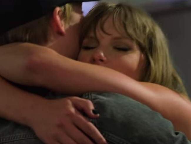 Taylor Swift in a rare PDA with boyfriend, Joe Alwyn.