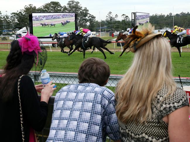 Cowds at Ipswich Cup Day, Ipswich Turf Club. Photographer: Liam Kidston.