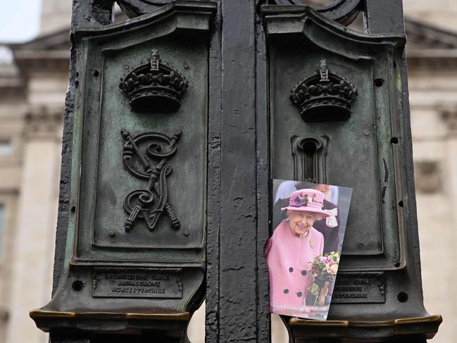 A tribute to Queen Elizabeth on the gate of Buckingham Palace in London. Photo: Sebastien Bozon/ AFP.