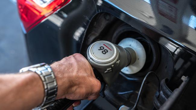 Petrol prices are currently varying by as much as 30 cents across South Australia, according to the RAA. Picture: NCA NewsWire / Flavio Brancaleone