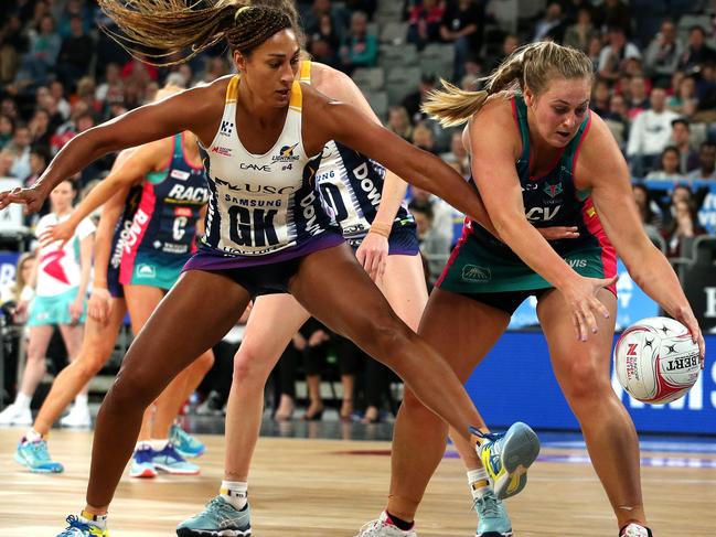 Kim Commane of the Vixens competes with Geva Mentor of the Lightning during the Round 14 Super Netball match between the Melbourne Vixens and the Sunshine Coast Lightning at Hisense Arena in Melbourne, Sunday, August 5, 2018. (AAP Image/Mark Dadswell) NO ARCHIVING, EDITORIAL USE ONLY