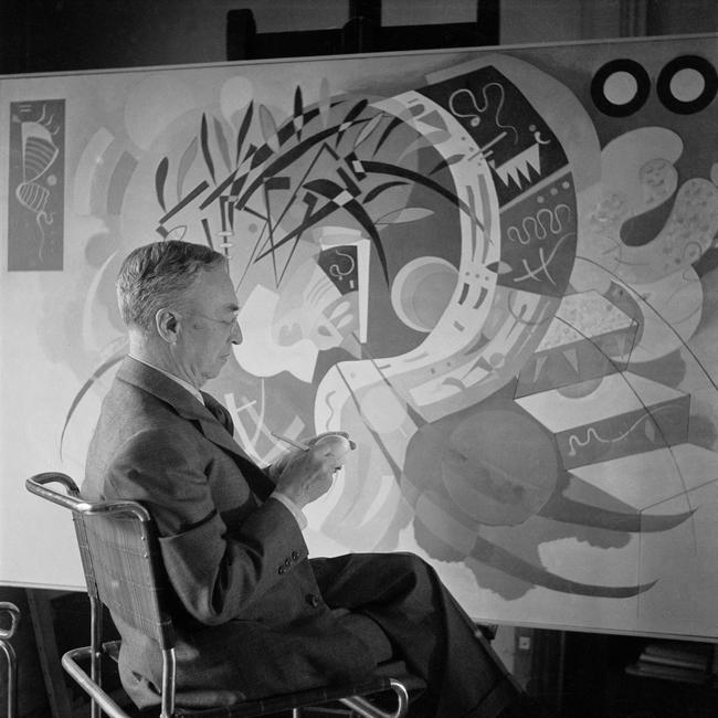 Vasily Kandinsky with his painting Dominant curve (Courbe dominante), Paris 1936, photo: Boris Lipnitzki © Boris Lipnitzki / Roger-Viollet