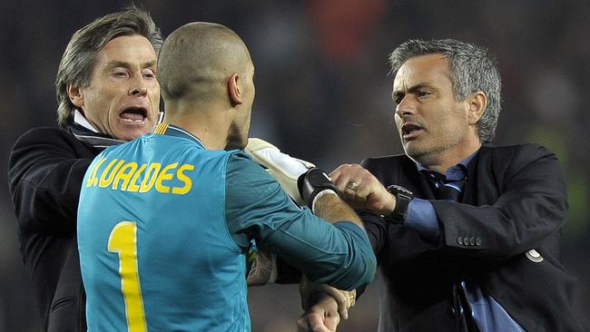 Inter Milan's Portuguese coach Jose Mourinho (R) argues with Barcelona's goalkeeper Victor Valdes (C) after the UEFA Champions League semi-final second leg football match Barcelona vs Inter Milan on April 28, 2010 at the Camp Nou stadium in Barcelona. Milan reached the Champions League final beating Barcelona 3-2 on aggregate in their semi-final despite losing the second leg 1-0. AFP PHOTO / JOSEP LAGO