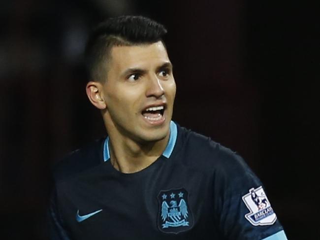 Manchester City's Argentinian striker Sergio Aguero (R) celebrates scoring an equalising goal for 1-1 during the English Premier League football match between West Ham United and Manchester City at The Boleyn Ground in Upton Park, in east London on January 23, 2016. AFP PHOTO / IKIMAGES RESTRICTED TO EDITORIAL USE. No use with unauthorised audio, video, data, fixture lists, club/league logos or "live" services. Online in-match use limited to 45 images, no video emulation. No use in betting, games or single club/league/player publications.