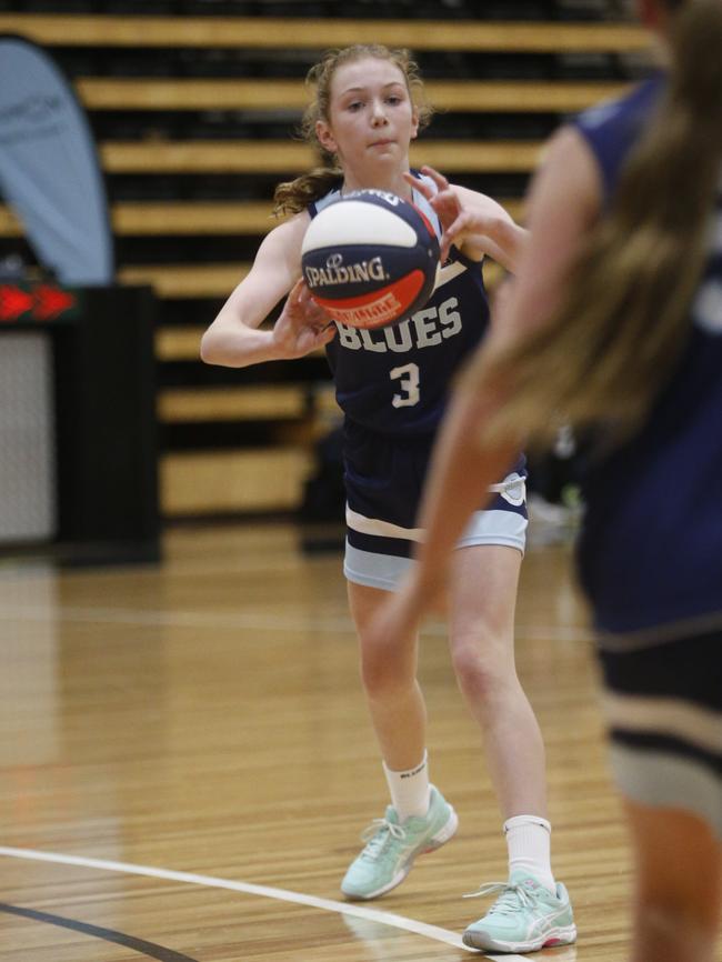 Frankston’s Ruby Kennard fires off a pass. Picture: Valeriu Campan