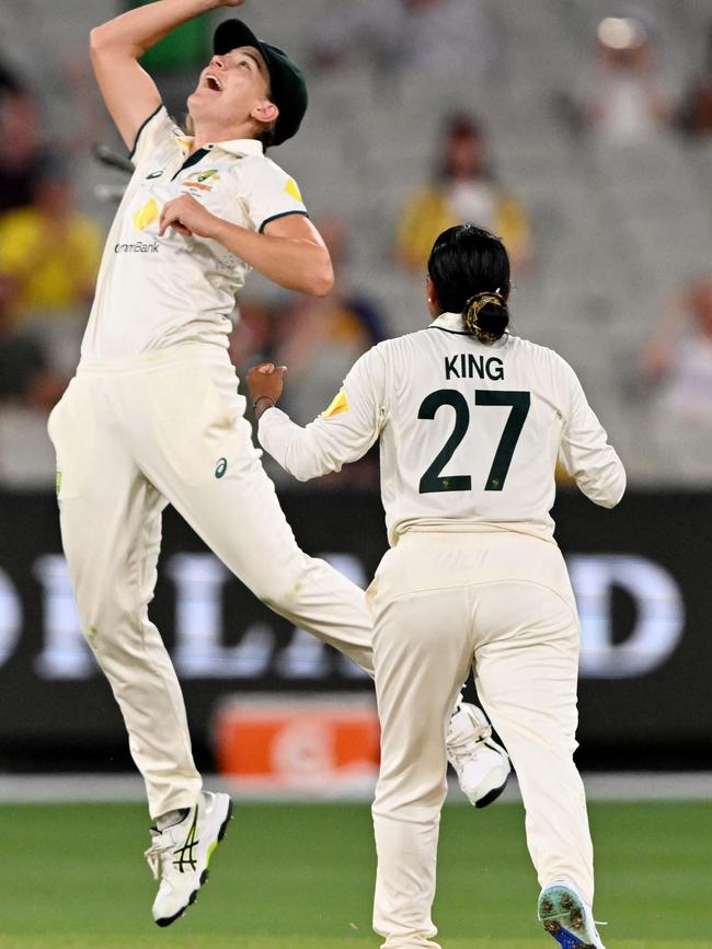 Annabel Sutherland takes the winning catch Picture: AFP