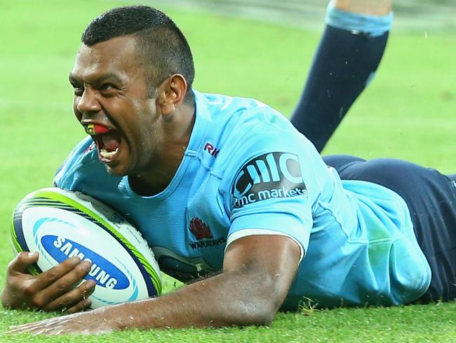 Kurtley Beale scores a try for the Waratahs.