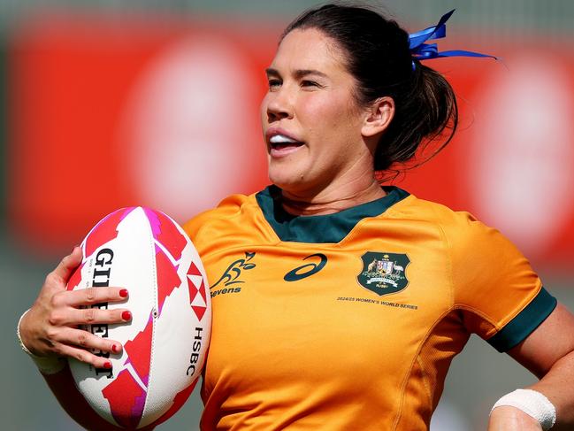DUBAI, UNITED ARAB EMIRATES - DECEMBER 01: Charlotte Caslick of Australia runs the ball for a try during the semifinal match between Great Britain and Australia on day two of the HSBC SVNS at The Sevens Stadium on December 01, 2024 in Dubai, United Arab Emirates. (Photo by Christopher Pike/Getty Images)