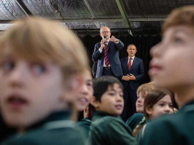 NCA 2025 FEDERAL ELECTION BUS. 1/05/2025 Australian Labor Prime Minister Anthony Albanese In Perth visiting Winthrop Primary SchoolDeputy Prime Minister Richard MarlesPremier Roger CookSam Lim, Member for TangneyPrincipal, Karina Meldrum.Jodie Haydon  Picture: Jason Edwards / NewsWire