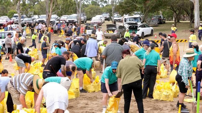 People filling sandbags at the Margate Sand Bag Depot on Tuesday, March 4, 2025. Photo: Steve Pohlner