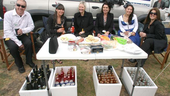 2008 Geelong Cup, racegoers enjoying the day out.