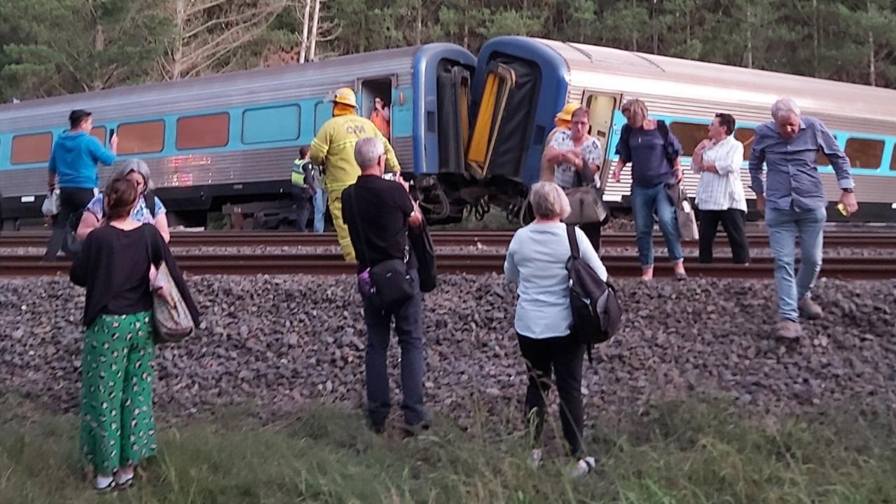 Sydney to Melbourne train derails Driver announced plans to make