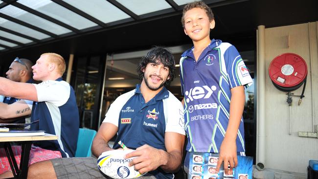 Broncos debutant Gehamat Shibasaki gets an autograph from Johnathan Thurston in 2009.