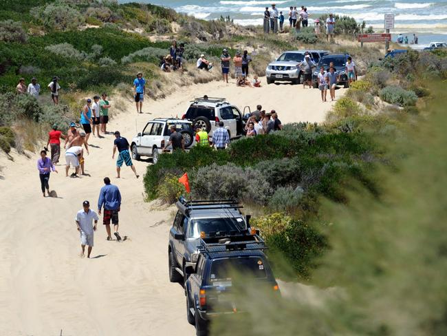 30/12/2012 Traffic jam at beach road Goolwa Beach due to 4WD being bogged on road to beach today >>>>PIXS DAVID CRONIN