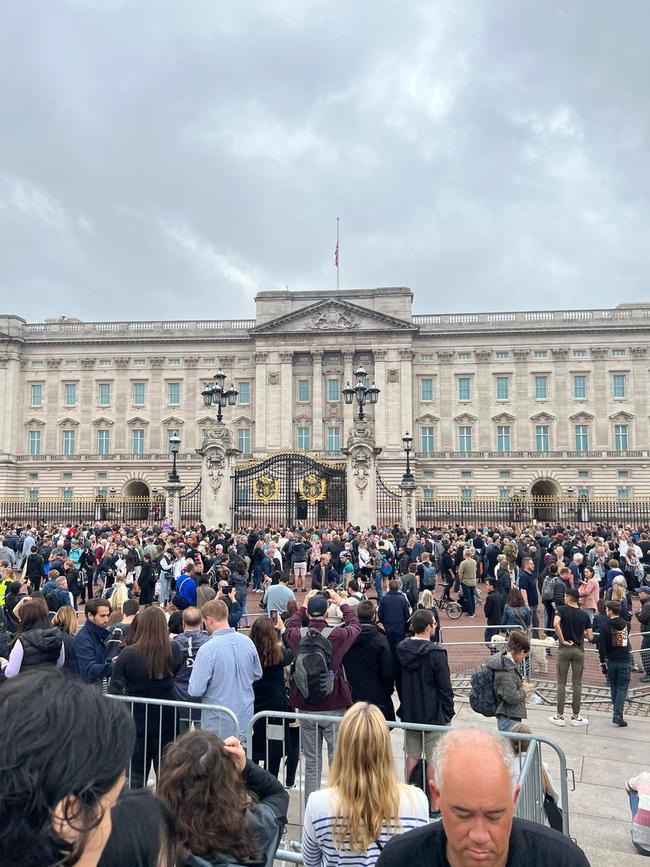 There are lines outside Buckingham Palace.