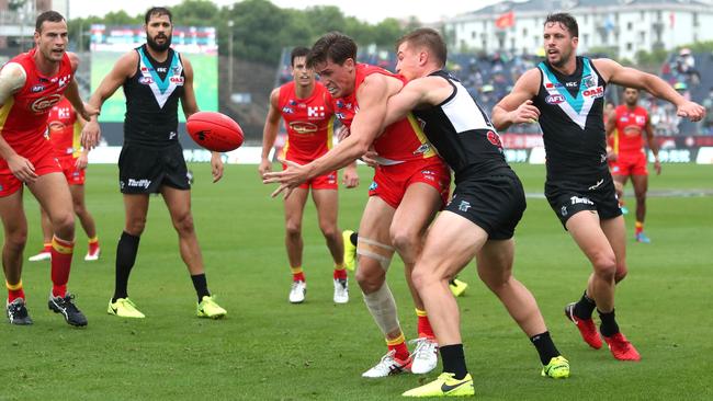 David Swallow is tackled by Tom Rockliff.