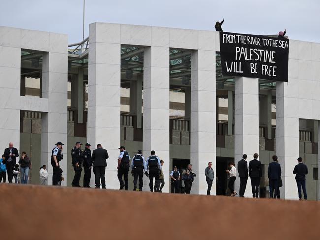 CANBERRA, AUSTRALIA NewsWire Photos. JULY 4TH, 2024.  Pro-Palestine protesters have taken to the roof of Parliament House to unfurl a banner. Picture: NewsWire/ Martin Ollman