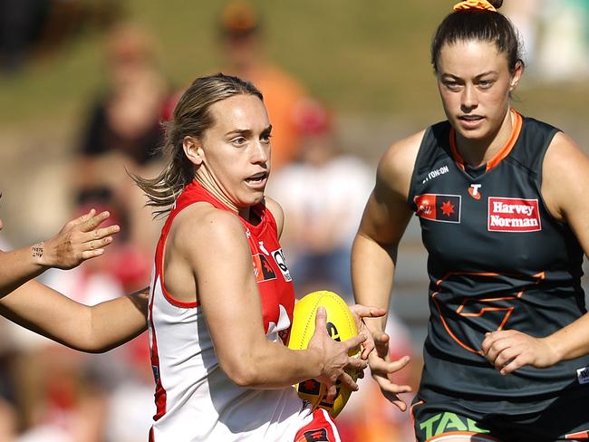 Montana Beruldsen of the Swans breaks through during the AFLW Sydney Derby match between the Sydney Swans and GWS Giants at Henson Park on September 22, 2024. Photo by Phil Hillyard(Image Supplied for Editorial Use only - **NO ON SALES** - Â©Phil Hillyard )