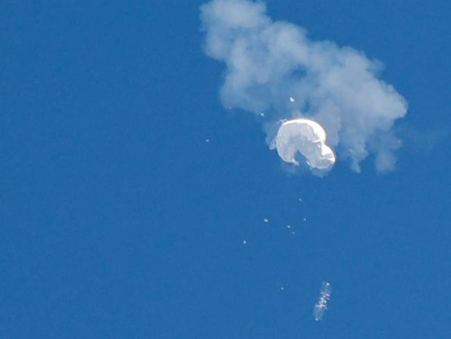 The suspected Chinese spy balloon drifts to the ocean after being shot down off the coast in Surfside Beach, South Carolina, U.S. February 4, 2023.  REUTERS/Randall Hill      TPX IMAGES OF THE DAY