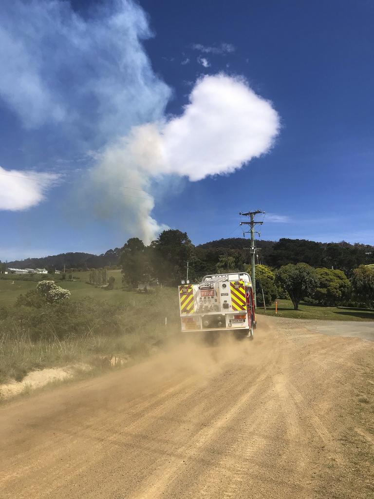 Tasmania Fire Service ( TFS ) attend a bushfire in Electrona. Picture: EDDIE SAFARIK