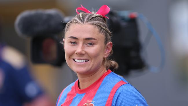 NEWCASTLE, AUSTRALIA - NOVEMBER 03: Sheridan Gallagher of Sydney FC makes pre game during the round one A-League Women's match between Newcastle Jets and Western Sydney Wanderers at Cessnock Sportsground on November 03, 2024 in Newcastle, Australia. (Photo by Scott Gardiner/Getty Images)