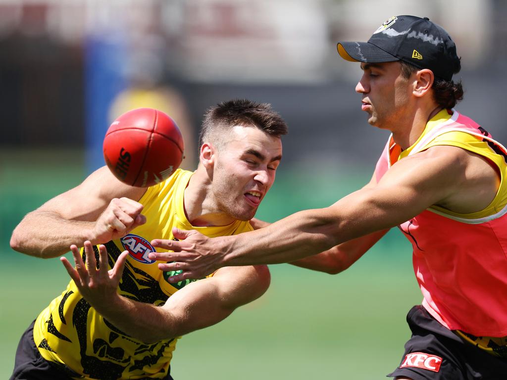 Seth Campbell under pressure from Tim Taranto. Picture: Mark Stewart