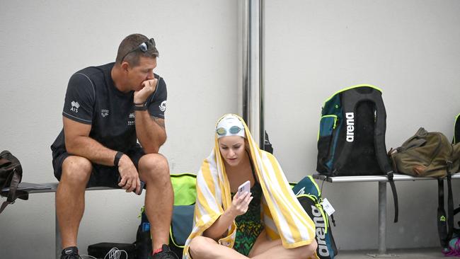 Coach Chris Mooney and Kaylee McKeown, Swim Training , Tokyo Olympics Training Camp, Tobruk Pool, Cairns, Australia. July 8 2021. Editorial use only. Pic by Delly Carr. PIC CREDIT MANDATORY FOR COMPLIMENTARY USAGE. Thank you