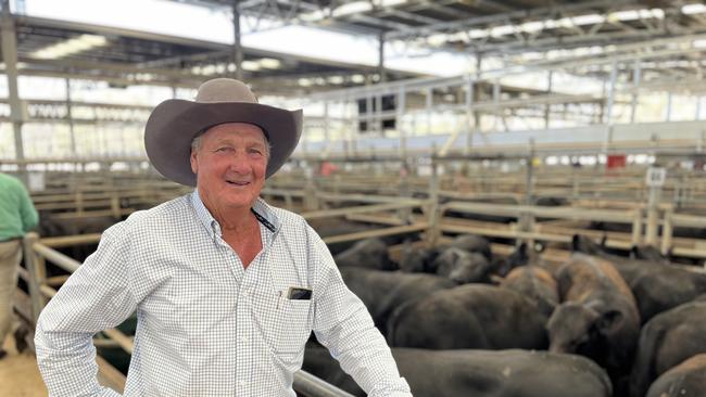 Dennis Heywood from Everton sold 700 Angus weaners at the Wangaratta feature sale.