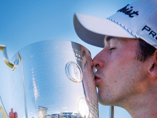 TOPSHOT - Elvis Smylie of Australia kisses the Joe Kirkwood Cup after winning the Australian PGA Championship at Royal Queensland Golf Club in Brisbane on November 24, 2024. (Photo by Patrick HAMILTON / AFP) / -- IMAGE RESTRICTED TO EDITORIAL USE - STRICTLY NO COMMERCIAL USE --