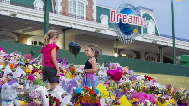 Mourners attend a candlelight vigil outside Dreamworld on October 28, 2016. (Photo by Glenn Hunt/Getty Images)