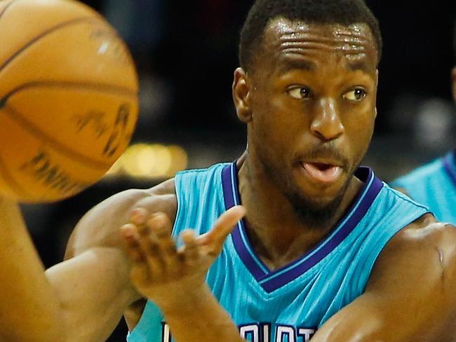 HOUSTON, TX - DECEMBER 31: Kemba Walker #15 of the Charlotte Hornets looks to pass against Patrick Beverley #2 of the Houston Rockets during their game at the Toyota Center on December 31, 2014 in Houston, Texas. NOTE TO USER: User expressly acknowledges and agrees that, by downloading and/or using this photograph, user is consenting to the terms and conditions of the Getty Images License Agreement. Scott Halleran/Getty Images/AFP == FOR NEWSPAPERS, INTERNET, TELCOS & TELEVISION USE ONLY ==