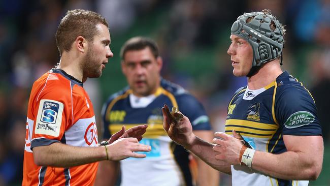 PERTH, AUSTRALIA - JUNE 05: Referee Angus Gardner speaks to David Pocock of the Brumbies during the round 17 Super Rugby match between the Western Force and the Brumbies at nib Stadium on June 5, 2015 in Perth, Australia. (Photo by Mark Kolbe/Getty Images)