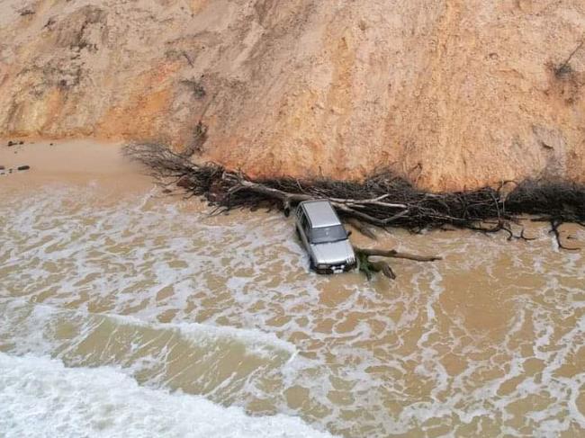 Watch: Holden vs. high tide fail as 4WD smashed by waves