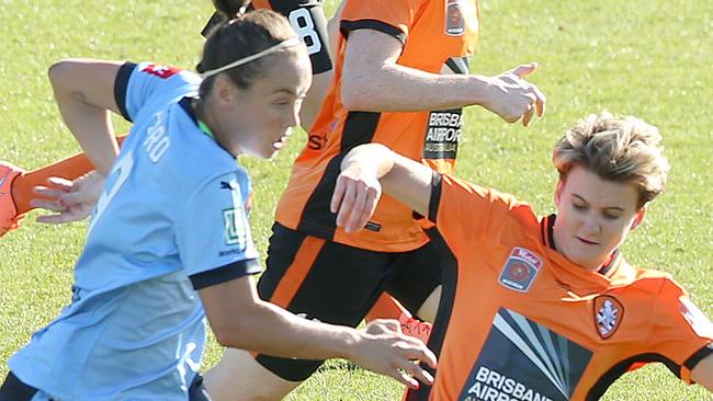 Caitlin Foord and Mali Forbes battle in round one. Pic: Jono Searle.