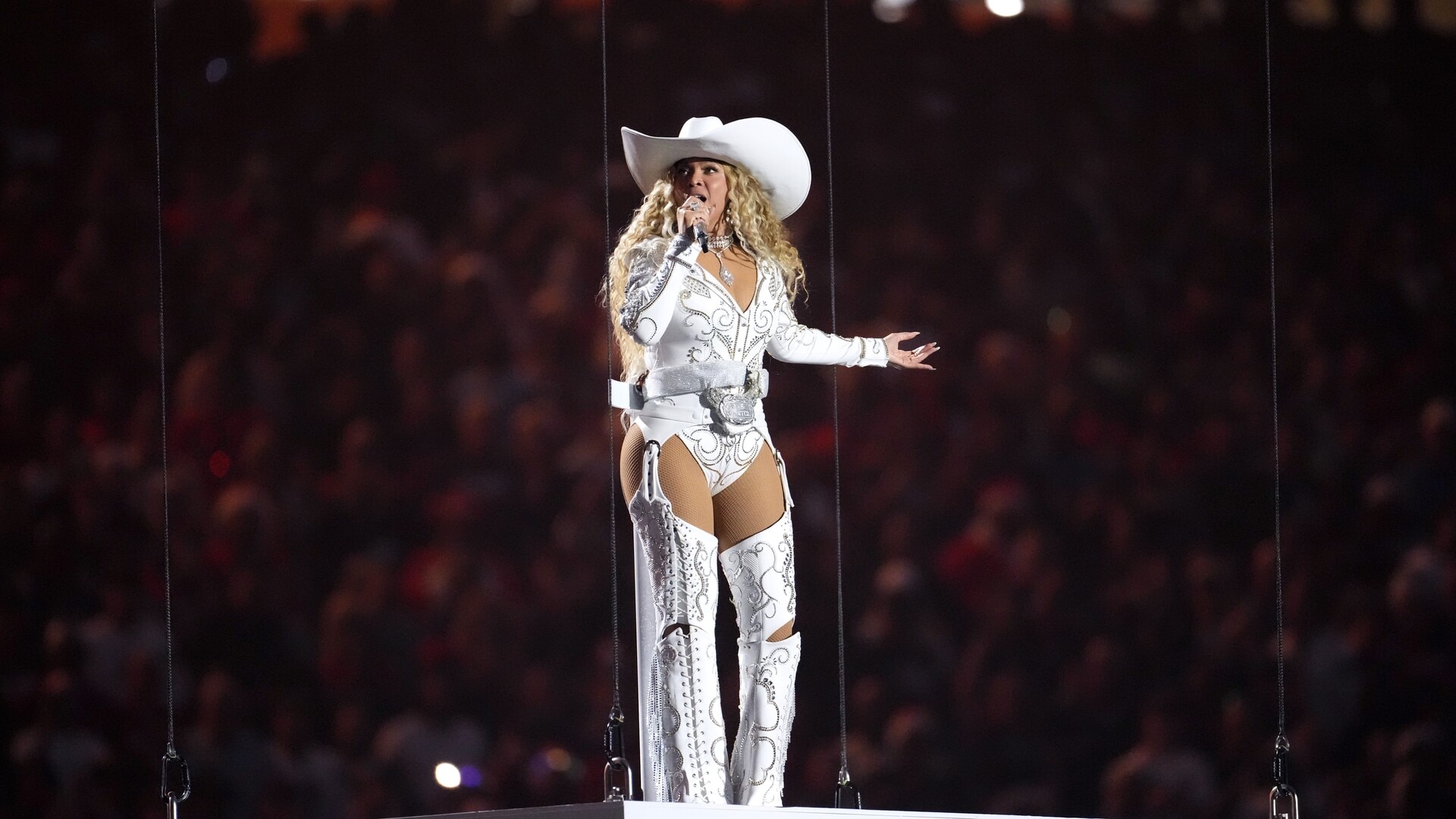 Internet 'erupts' after Beyonce makes 'gun gesture' during NFL Christmas Day game