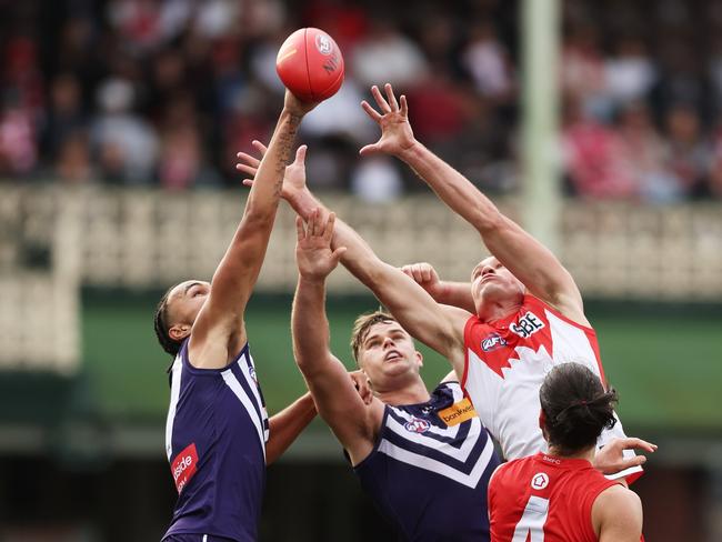 SYDNEY, AUSTRALIA - JUNE 29:  Joshua Draper and Sean Darcy of the Dockers competes for the ball against Hayden McLean of the Swans during the round 16 AFL match between Sydney Swans and Fremantle Dockers at SCG, on June 29, 2024, in Sydney, Australia. (Photo by Matt King/AFL Photos/via Getty Images)